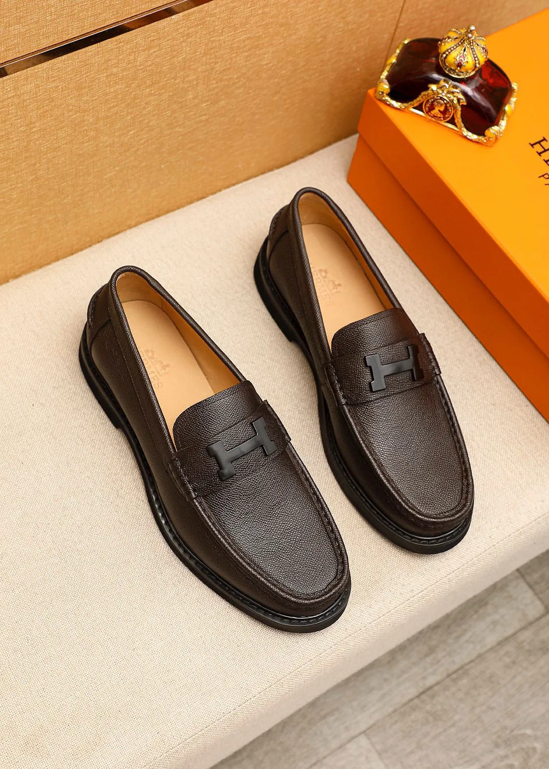 Men's shoes 💰460 💐 Product trademark: HERMES "Hermès" casual leather shoes Regular size: 39-44 (38.45🉑️customized) Product materials: Selected imported first-layer cross-grain cowhide upper + luxury hardware buckle, imported water-dyed cowhide lining. Strong three-dimensional visual effect, non-slip and wear-resistant rubber outsole Color: 4⃣️colors available